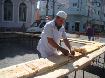 Bolo de 100 metros foi oferecido aos presentes no evento
