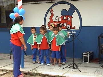 Alunos da EMEI apresentando canes natalinas