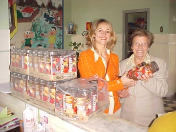 Doa��o na Casa da Crian�a, Cristine Bello com Oscarina Freitas