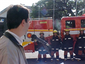 Prefeito Janir Branco fazendo a entrega do caminh�o ao Corpo de Bombeiros do Rio Grande