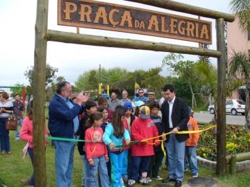 Prefeito Janir Branco descerrando a fita inaugural da Pra�a da Alegria, no Cassino