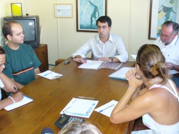Prefeito Janir Branco, acompanhado do secretrio Renato Albuquerque, apresentando o relatrio  imprensa
