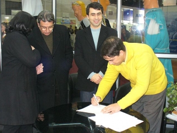 Presidente da AMPERG assinando o conv�nio