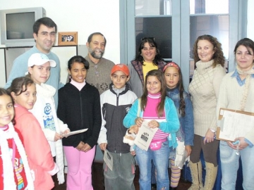 Prefeito, o titular da SMMA e a equipe do projeto, com os patrulheiros mirins em 2006