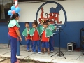 Alunos da EMEI apresentando canes natalinas