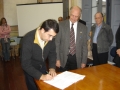 Prefeito Janir Branco assinando o decreto que institui agosto como o m�s oficial da fam�lia em Rio Grande