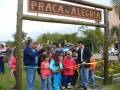 Prefeito Janir Branco descerrando a fita inaugural da Pra�a da Alegria, no Cassino