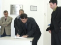 Prefeito Janir Branco na Quip, assinando o termo de doao de uma cmera de vigilncia