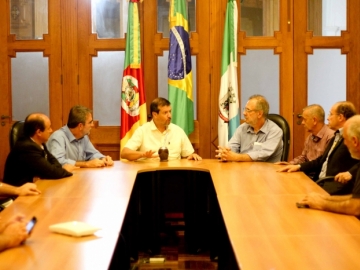Deputados e ex-ministro visitam o Prefeito em apoio ao Polo Naval