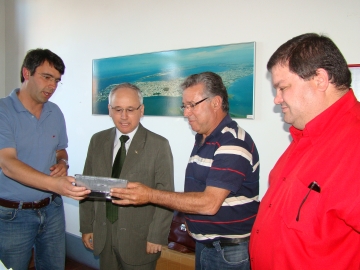 Delegado Joo Vieira recebeu uma placa da Prefeitura
