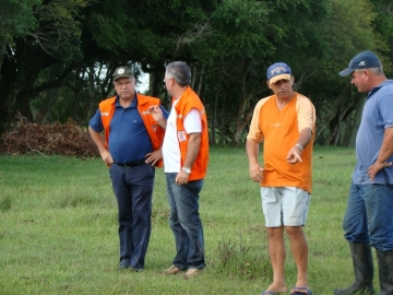 Equipes da Defesa Civil vistoriaram reas atingidas 