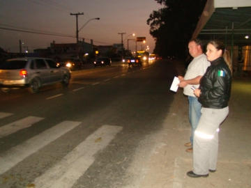 Agentes de tr�nsito est�o no local orientando os pedestres