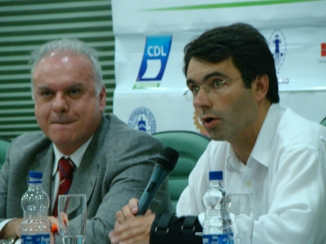 Prefeito ao lado do diretor do DAER