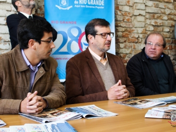 Claudio Costa (a direita) assume a pasta da Pesca