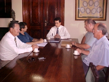 Prefeito em reuni�o com representantes da Bunge e C�mara Municipal