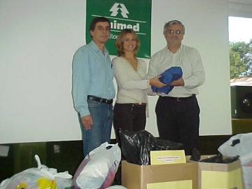 Primeira-dama recebendo os donativos da Unimed Litoral Sul