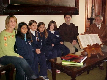 Primeira-dama, alunos da Escola Helena Small, prefeito e o vice-prefeito