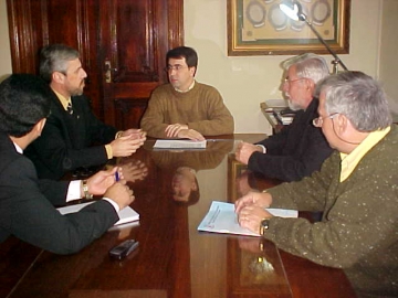 Prefeito e vice, com secretrio da Fazenda recebendo a CEF