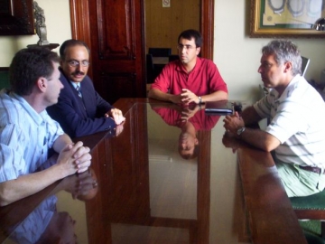 Prefeito Janir Branco recebendo em audincia os representantes da Corsan