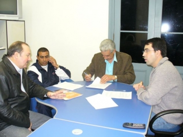 Prefeito e o supervisor de Turismo recebendo os representantes da 35 Califrnia da Cano Nativa