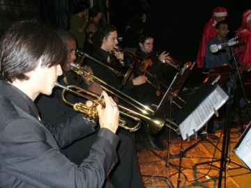 Quarteto fazendo o acompanhamento dos coralistas no Concerto Ondas de Natal