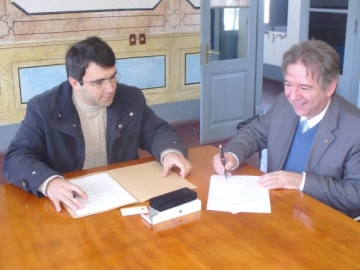Prefeito Fbio Branco e superintendente do BB durante assinatura do termo