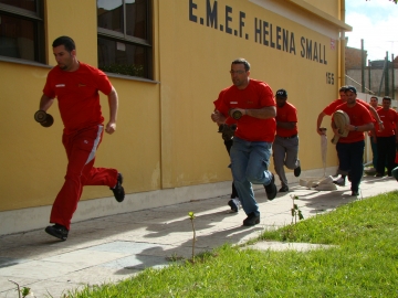 Alunos recebem no��es pr�ticas e te�ricas das atividades de bombeiro