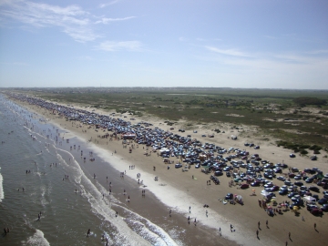 Milhares de veranistas tomaram conta da orla mar�tima no �ltimo domingo, 3