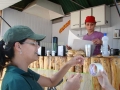 Comerciantes e ambulantes receberam orienta��es e materiais informativos sobre a preserva��o do ambiente costeiro - Cr�dito: Ricardo Irigom