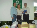 Primeira-dama recebendo os donativos da Unimed Litoral Sul