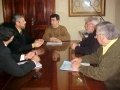 Prefeito e vice, com secretrio da Fazenda recebendo a CEF