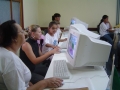 Idosos do grupo Luz do Sol com as crianas do Projeto Patrulha Ambiental no NTE, aprendendo informtica, outra proposta de trabalho