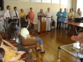Autoridades, professores e alunos prestigiando a apresentao do calendrio