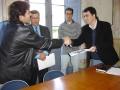 Paulo Roberto Tagliani entregando o plano de manejo da Ilha ao prefeito Janir Branco