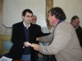 Renato Carvalho entregando o plano de manejo das dunas do Cassino ao prefeito Janir Branco