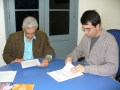 Prefeito Janir Branco assinando contrato de parceria com o presidente da 35 Califrnia da Cano Nativa