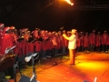 Coralistas participando do Concerto Ondas de Natal, no balnerio Cassino