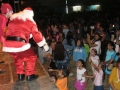Papai Noel e os duendes com as crianas no Concerto Ondas de Natal