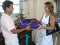 Primeira-dama no Meu 3� Lar entregando o DVD �quela institui��o