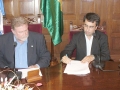 Prefeito Janir Branco assinando o documento que formaliza a gemina��o com Rio Grande