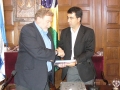 Prefeito Janir Branco cumprimentando o intendente Walter Zimmer
