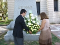 Janir Branco depositando flores no monumento do General Artigas, considerado um dos libertadores da Am�rica Latina