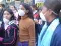 Em protesto contra o tabaco, crianas se protegem contra a fumaa do cigarro