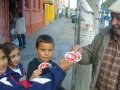 Alunos entregando material da campanha  populao