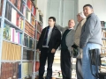 Prefeito Janir Branco, acompanhado de servidores e do presidente da Bibliotheca Rio-Grandense, visitando a sala de Cultura Alfredo Rodrigues