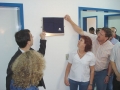 Prefeito, secret�rio e familiares, descerrando a placa inaugural ao ato