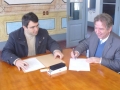 Prefeito Fbio Branco e superintendente do BB durante assinatura do termo