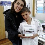 Vice-diretora Rita Contreira e o aluno Elton